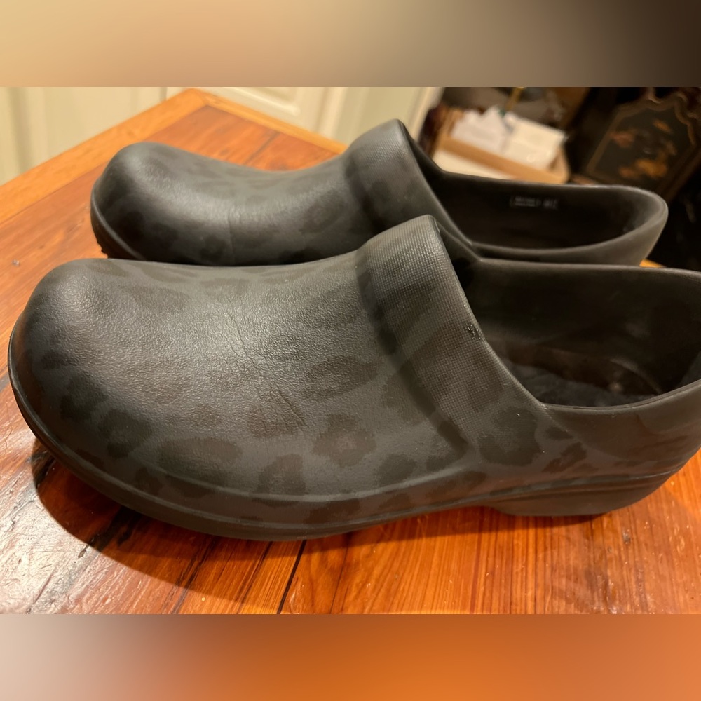 Like new leopard croc professional clogs